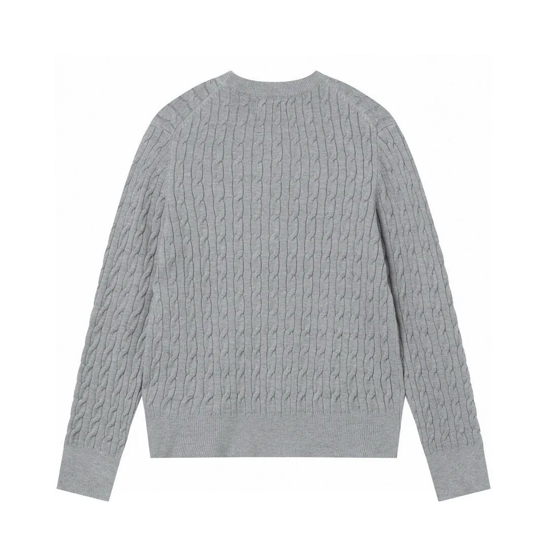 P186 Style No.: 601 -Ralph Lauren RL classic war horse logo embroidered pullover long-sleeved sweater on the chest -The item is made of custom-dyed and custom-spun yarn, purchased from the original version. A full set of customized accessories. Details determine success or failure. Heavy new autumn and winter product. High weight. Soft and delicate. The upper body effect is very nice. Loose fit. Women's model. -Color: white, gray, navy blue, red, khaki, blue, pink. -Sizes: S / M/ Ｌ S size 80-100 jins, M size 100-120 jins, Large size 120-135 jins